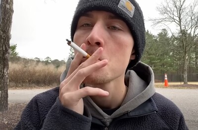 Лечение зависимости от табакокурения в Лянторе Мужчина с сигаретой делает затяжку