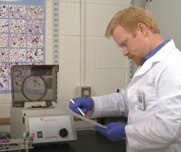 Клиника лечения наркозависимости в Лянторе Врач в кабинете клиники