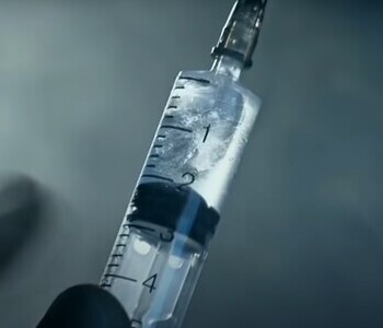 Лечение зависимости от тропикамида в Лянторе Шприц с жидкостью