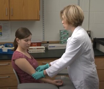 Лечение зависимости от аптечных препаратов в Лянторе Врач делает инъекцию пациентке