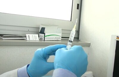 Проведение кодирования Вивитролом в Лянторе Шприц с Вивитролом в руках у врача